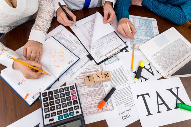 berater helfen in formular 1040, teamarbeit im büro - tax tax form financial advisor calculator stock-fotos und bilder