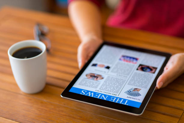 чтение нового на планшете пк - e reader digital tablet cafe reading стоковые фото и изображения