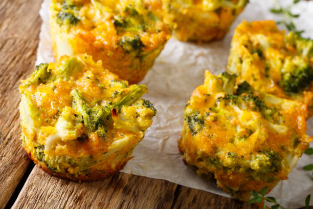 collation santé les muffins de brocoli avec gros plan de cheddar, fromage et thym. horizontal - muffin food rustic table photos et images de collection