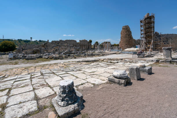 antigua ciudad de perge en antalya - roman antalya turkey restoring fotografías e imágenes de stock