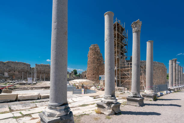 antigua ciudad de perge en antalya - roman antalya turkey restoring fotografías e imágenes de stock