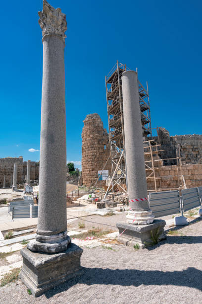 antigua ciudad de perge en antalya - roman antalya turkey restoring fotografías e imágenes de stock