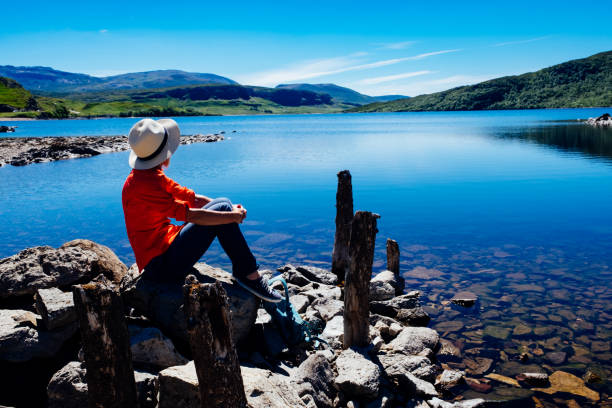 frau am loch assynt, sutherland, schottland - loch assynt fotos stock-fotos und bilder