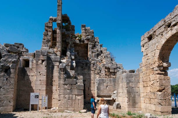 アンタリヤの perge の古代都市 - roman antalya turkey restoring ストックフォトと画像