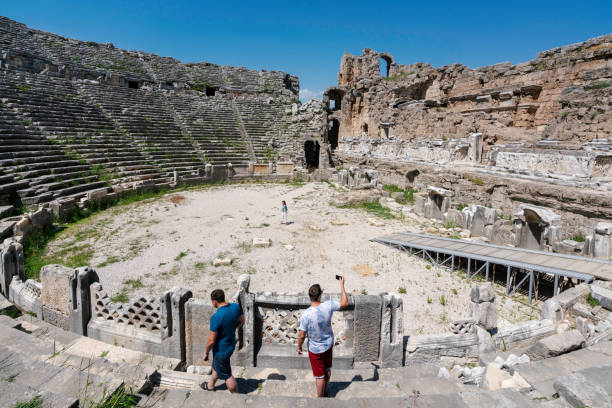 アンタリヤの perge の古代都市 - roman antalya turkey restoring ストックフォトと画像