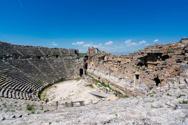 アンタリヤの perge の古代都市 - roman antalya turkey restoring ストックフォトと画�像