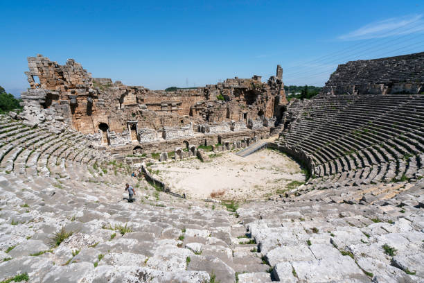 アンタリヤの perge の古代都市 - roman antalya turkey restoring ストックフォトと画像