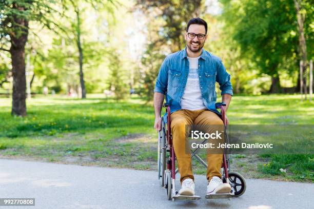 Behinderte Mann Stockfoto und mehr Bilder von Rollstuhl - Rollstuhl, Männer, Menschen