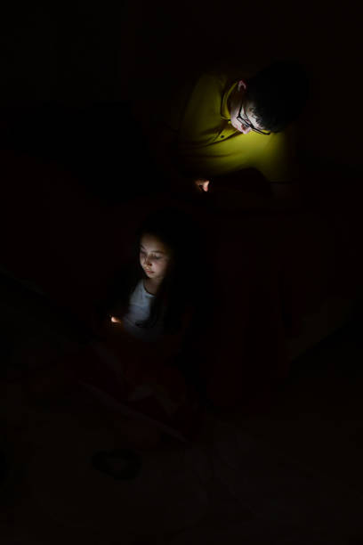 istock Children cousins using smart phones 992773792
