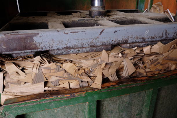 istock hydraulic press for cartons 992773794
