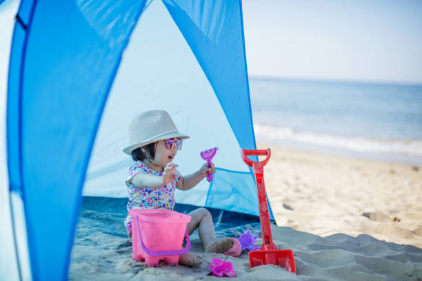 niña jugando en la playa de verano - oriental tent fotografías e imágenes de stock