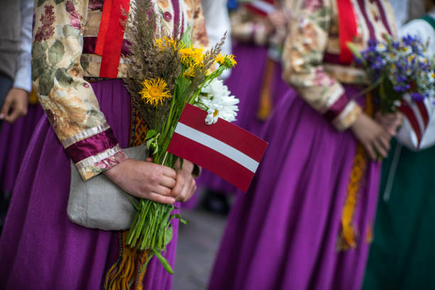 festival de música e dança na letónia. procissão em riga. elementos de ornamentos e flores. 100 anos de letónia. - letónia - fotografias e filmes do acervo