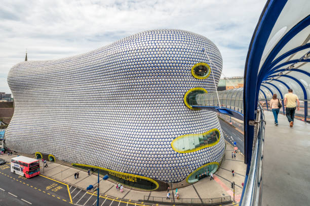 歩道橋によってバーミンガムのブルリング ショッピング センターに近づいて - selfridges ストックフォトと画像