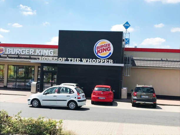 ресторан burger king, деттельбах - бавария, германия - franchising concepts brand name road sign стоковые фото и изображения