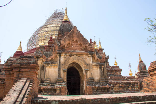 Myanmar: Dhammayazika Pagoda The gold gilded dome of the Dhammayazika Pagoda (Dhamma Ya Zi Ka Pagoda) surrounded in scaffolding and under restoration. dhammayazika pagoda stock pictures, royalty-free photos & images