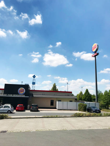 ресторан burger king, деттельбах - бавария, германия - franchising concepts brand name road sign стоковые фото и изображения