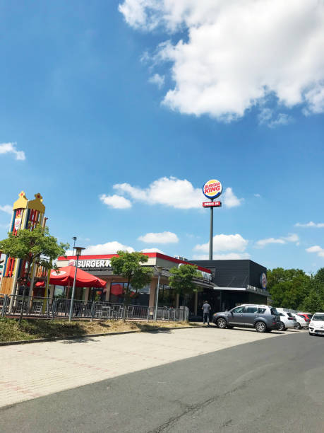 ресторан burger king, деттельбах - бавария, германия - franchising concepts brand name road sign стоковые фото и изображения