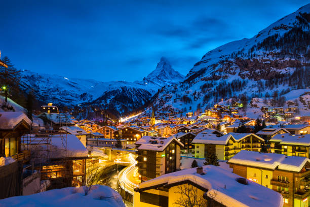 ville de zermatt avec pic matterhorn dans le mattertal (suisse), à l’aube - ski resort winter snow night photos et images de collection