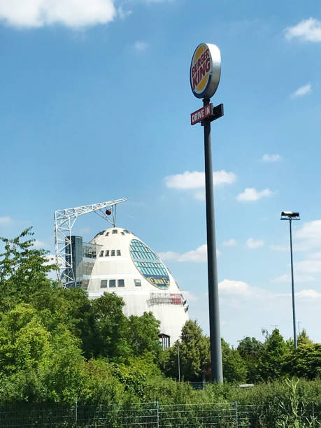 ресторан burger king sign board by cineworld building (mainfranken), деттельбах - бавария, германия - franchising concepts brand name road sign стоковые фото и изображения