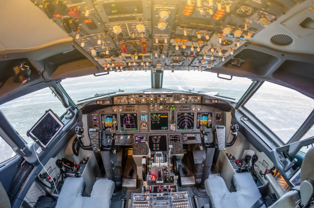 passagier flugzeuginnenausstattung, motor leistungssteuerung und andere flugzeuge steuergerät im cockpit des modernen zivilen passagierflugzeug. - cockpit stock-fotos und bilder