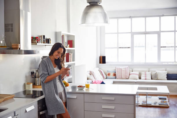istock The first good morning text of the day 992824344