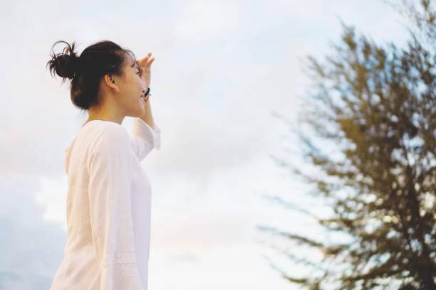istock Young woman looking far away. 992828888