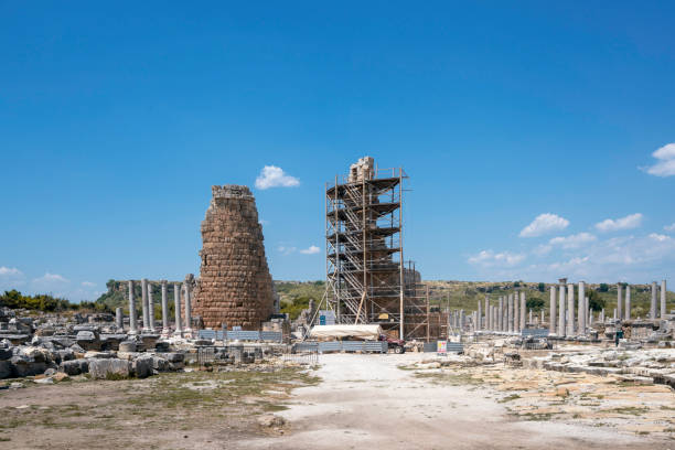 antigua ciudad de perge en antalya - roman antalya turkey restoring fotografías e imágenes de stock
