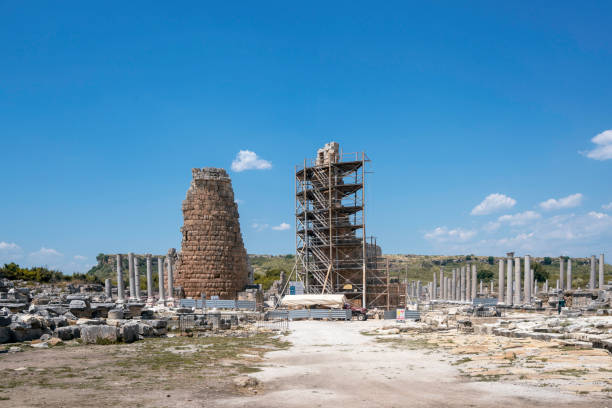 アンタリヤの perge の古代都市 - roman antalya turkey restoring ストックフォトと画像