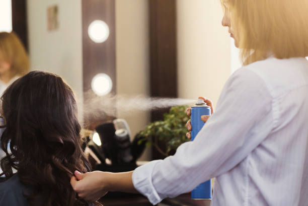 istock Stylist making curly hairdo at beauty salon 992851490