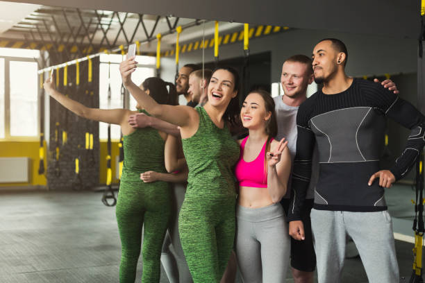 ジムで selfie を作る若い民族グループ - health club social gathering exercising sport ストックフォトと画像