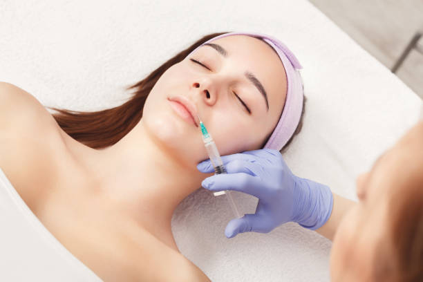 istock Woman getting beauty injection at salon 992867026