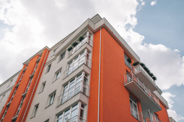 背景に建物のファサードの青い空白い雲 - apartment sky housing project building exterior ストックフォトと画像