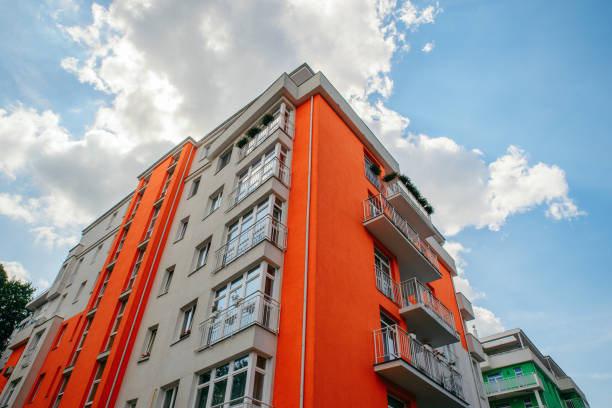 背景に建物のファサードの青い空白い雲 - apartment sky housing project building exterior ストックフォトと画像