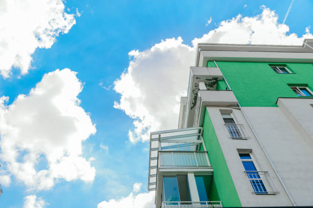 背景に建物のファサードの青い空白い雲 - apartment sky housing project building exterior ストックフォトと画像