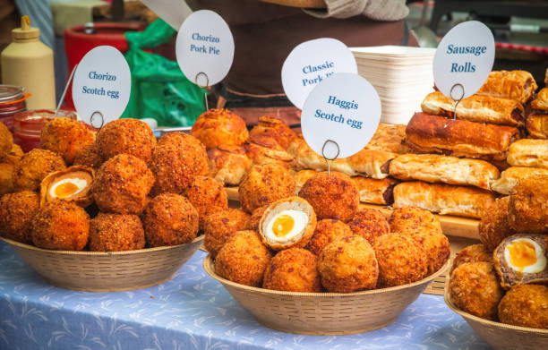 eine vielzahl von scotch eier und andere britische herzhaftes gebäck snacks auf dem display an broadway market in london - hackney stock-fotos und bilder