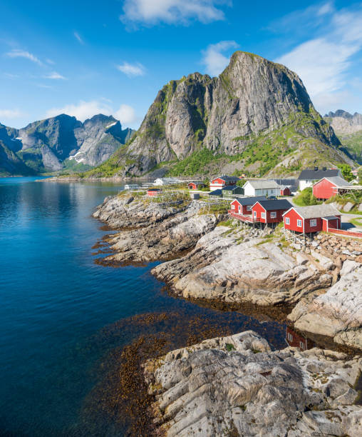 vista panorámica de noruega islas lofoten en noruega con puesta del sol escénica - fishing village nordic countries fjord fotografías e imágenes de stock