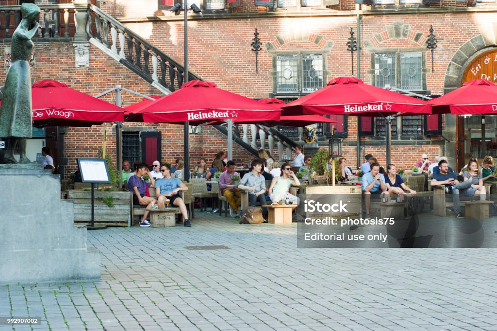 Koppla av och njuta av en drink - Royaltyfri Avkoppling Bildbanksbilder Koppla av och njuta av en drink - Royaltyfri Avkoppling Bildbanksbilder