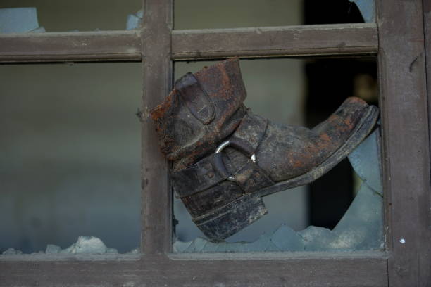 istock Old dusty vintage boot at abandoned building 992941662