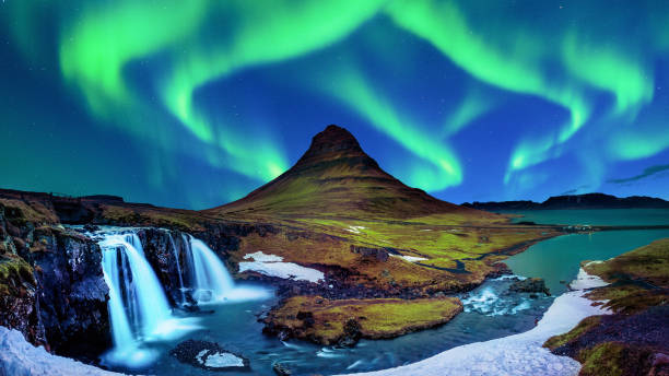 アイスランドの kirkjufell で北光、オーロラ冬の kirkjufell 山。 - aurora borealis iceland aurora polaris astronomy ストックフォトと画像