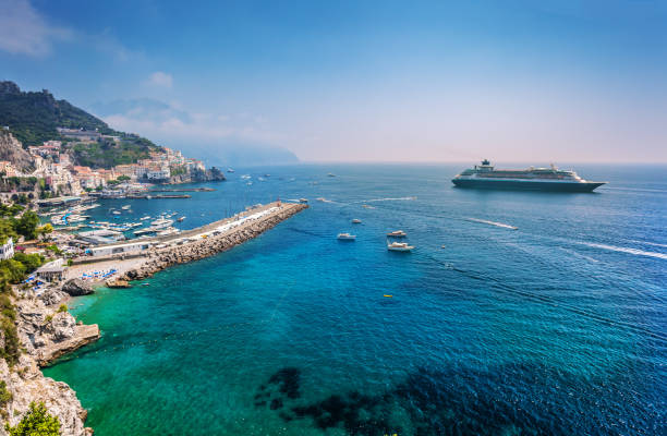 amalfi-küste mit kreuzfahrtschiff - mediterrane kultur stock-fotos und bilder