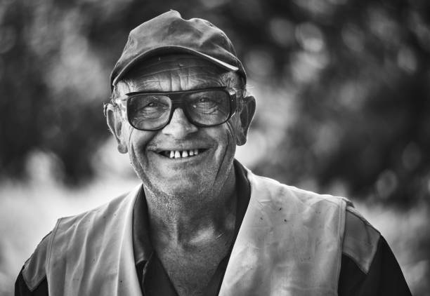 portrait of an elderly smiling man - portrait black and white senior men wisdom imagens e fotografias de stock