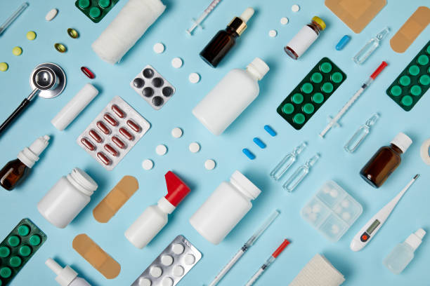 full-frame-schuss von komponierte verschiedene medizinische versorgung auf blauen oberfläche - medicine syringe pill capsule stock-fotos und bilder