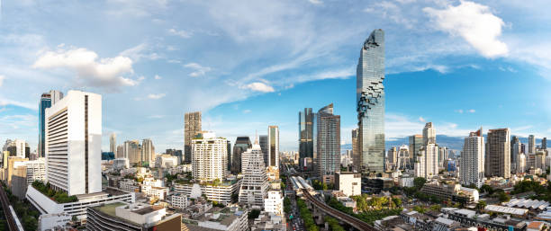 бангкок cityscape биз�нес район панорама вид с высоты здания во второй половине дня - silom стоковые фото и изображения