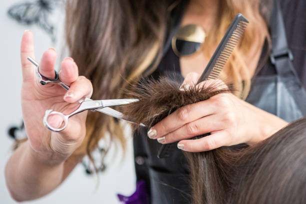 zbliżenie rąk fryzjerów do cięcia włosów - hairstyle zdjęcia i obrazy z banku zdjęć