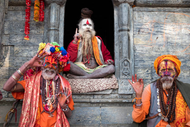 portrait de trois sadhu, saints hommes, katmandou, népal - india brahmin hinduism tourism photos et images de collection
