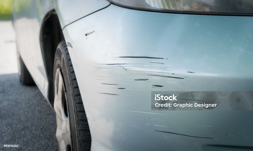 Zerkratzt Auto mit tiefen Beschädigung der Lackierung - Lizenzfrei Auto Stock-Foto