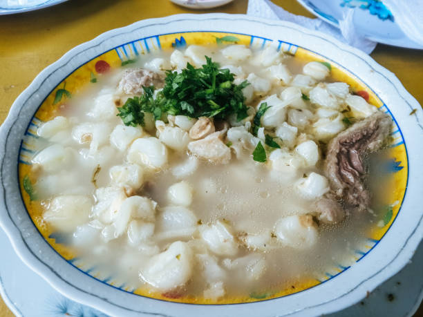 patasca: sopa hecha con maíz maíz blanco grande robusto y callos en un caldo ligero de carne - hardy fotografías e imágenes de stock