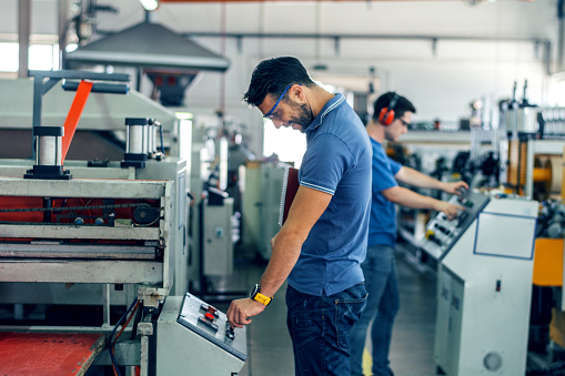 La Prensa De La Mano De Operador De Máquina Cnc El Panel De Control Foto de stock y más banco de imágenes de Automatizado - iStock La Prensa De La Mano De Operador De Máquina Cnc El Panel De Control Foto de stock y más banco de imágenes de Automatizado - iStock