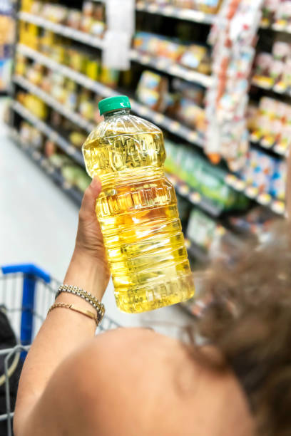 istock Shopping for cooking oil 993097570
