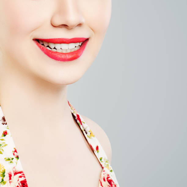 trucco labbra rosse. attraente sorriso femminile con denti bianchi primo piano. - toothy smile relaxation white healthcare and medicine foto e immagini stock